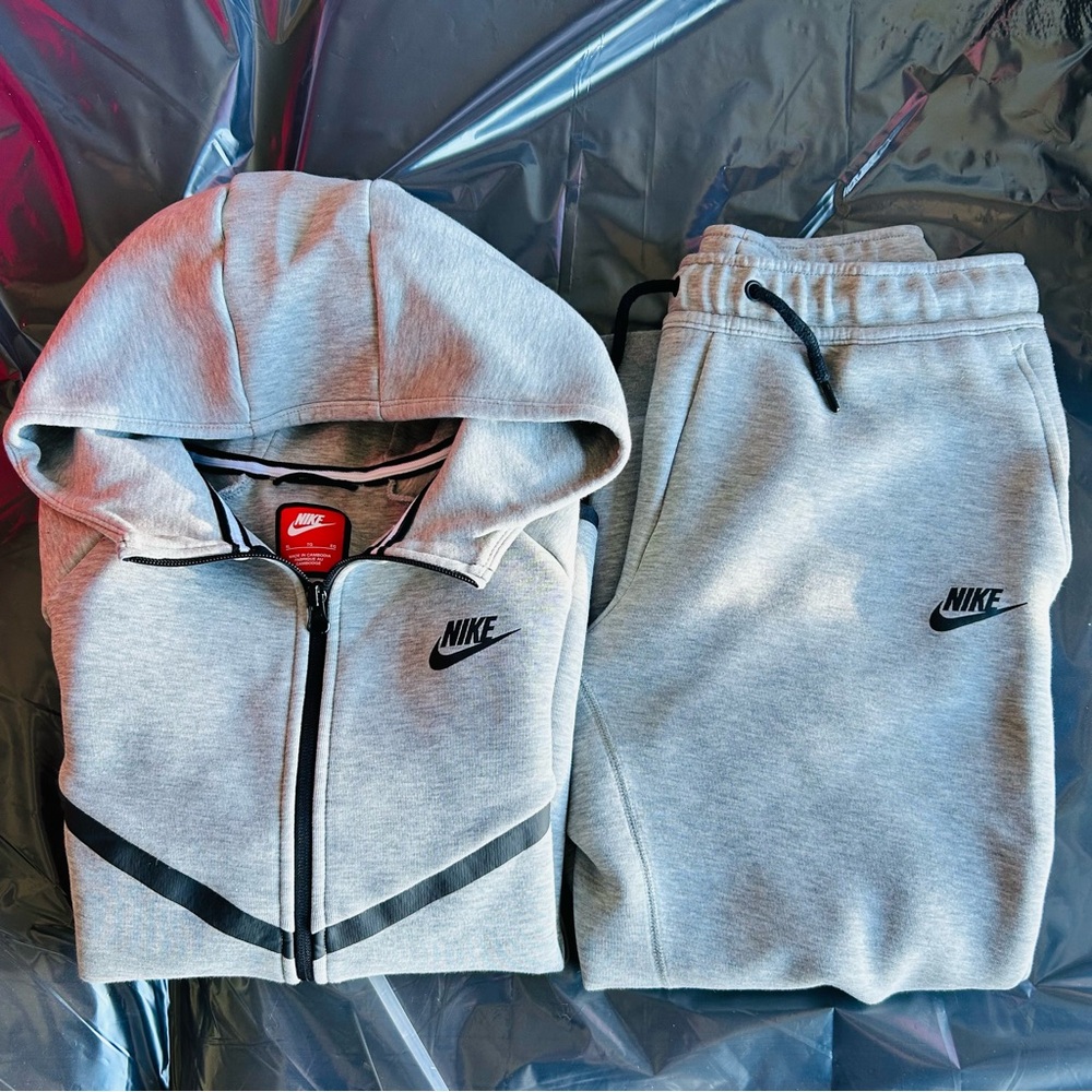 Nike Tech DriFit Light Grey Sweatsuit Jacket & Joggers Like New Boys Size XL